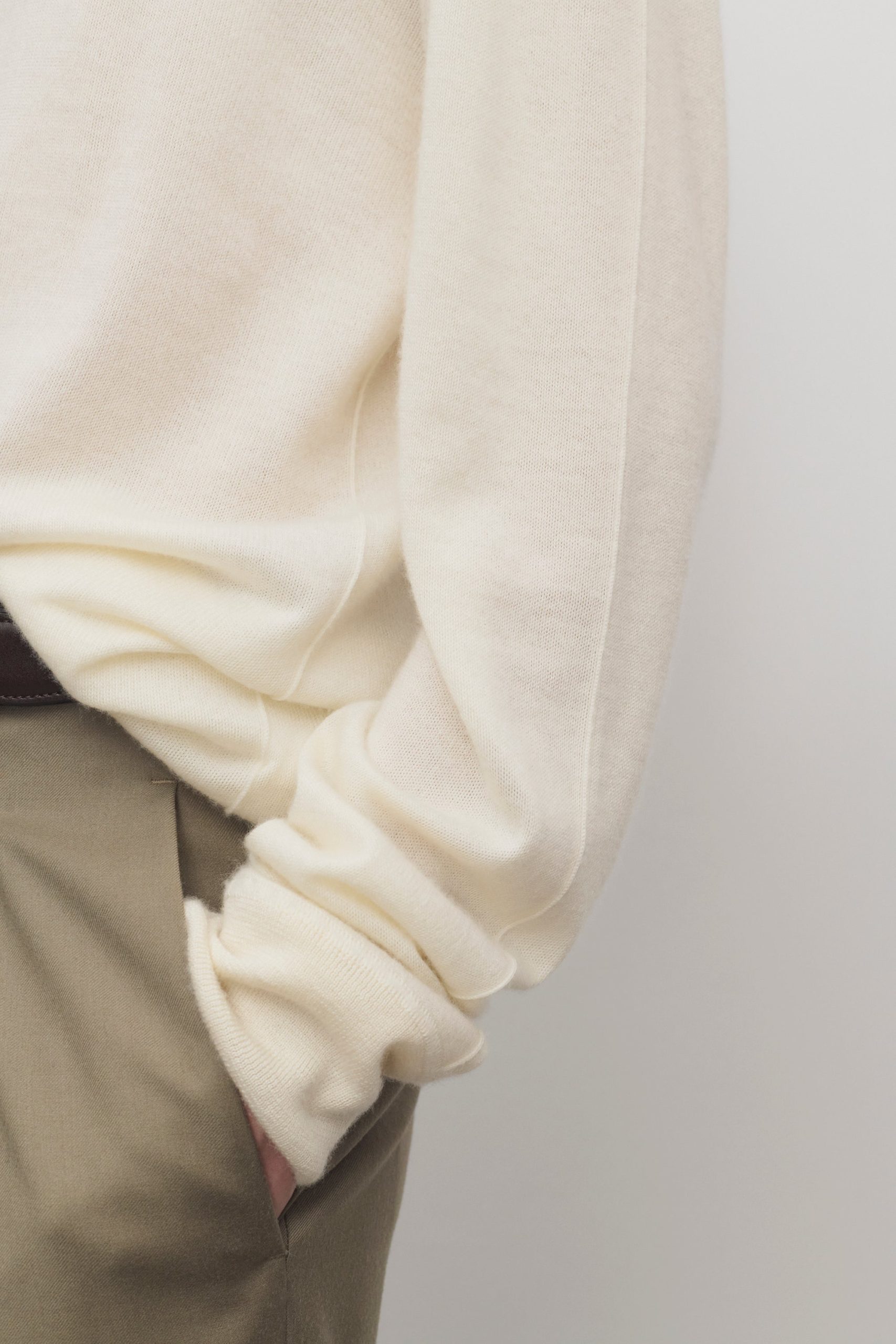 Lizzy Turtleneck in Cashmere - Image 6