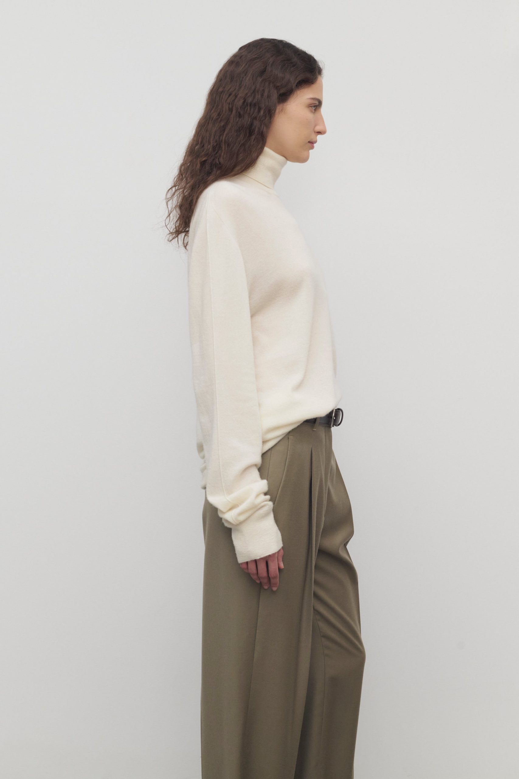 Lizzy Turtleneck in Cashmere - Image 4